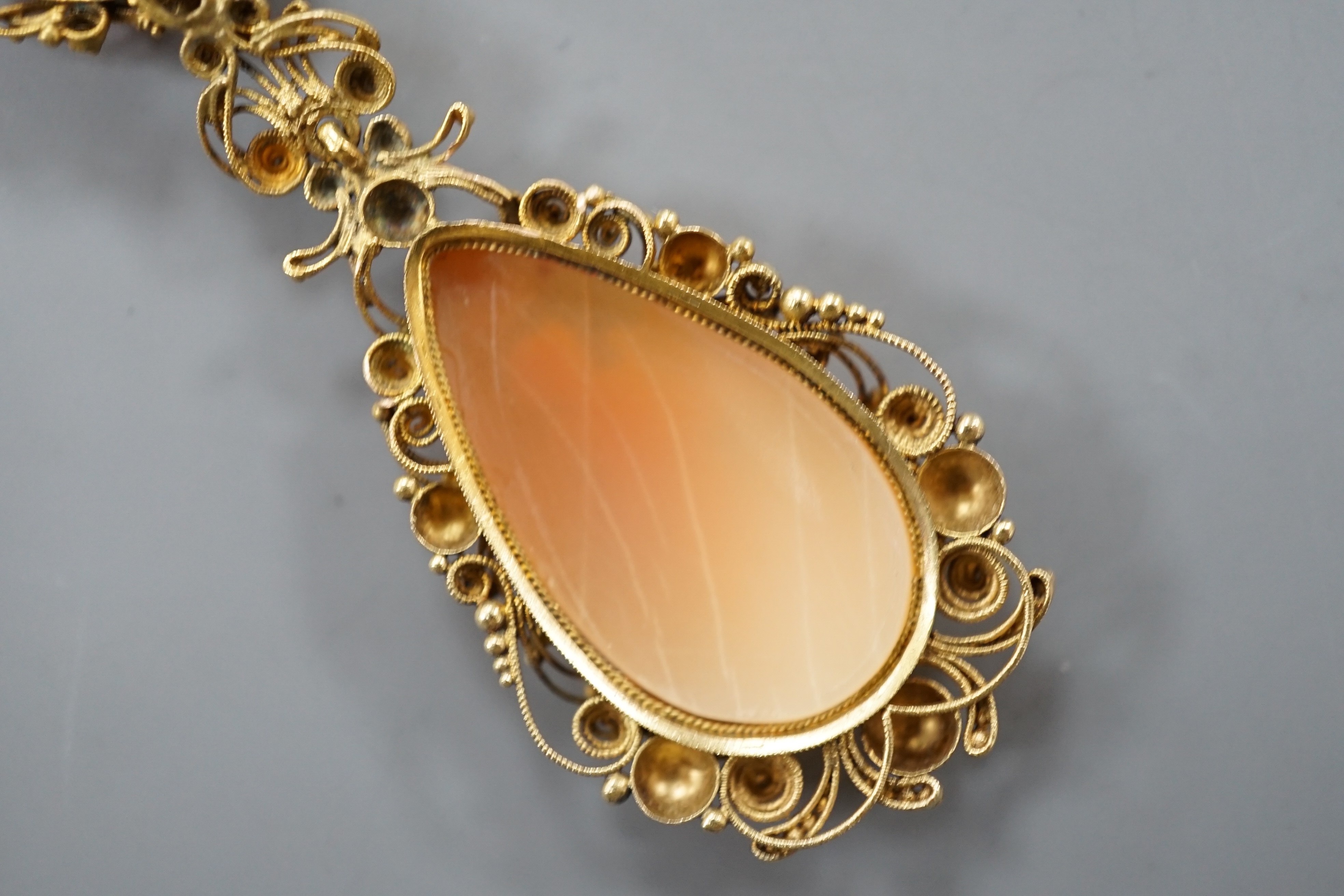 A 9ct and cameo shell set drop pendant necklace, 70cm, gross weight 10.9 grams.